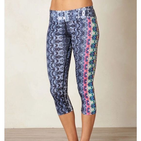prAna Roxanne black hydrobloom Capri leggings sz Large - Picture 1 of 3